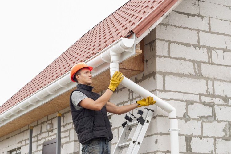 The Ultimate Guide to Hiring Seamless Gutter Contractors for Your Home