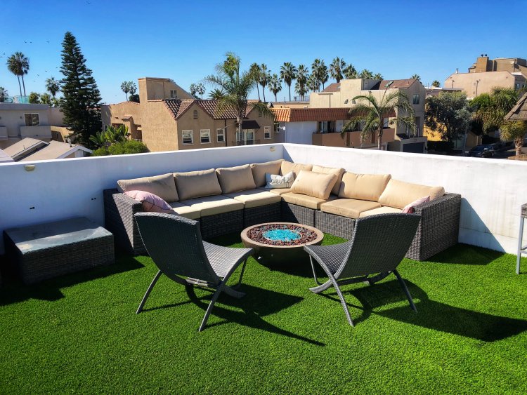 Artificial Grass for Rooftops and Balconies: Installation Tips for Urban Spaces