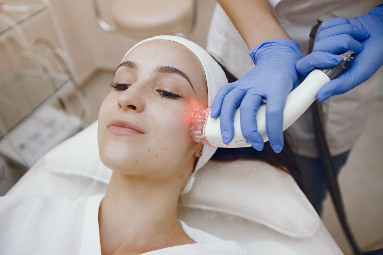Does Laser Therapy Safely Treat Sensitive Skin? A Comprehensive, Expert-Supported Guide