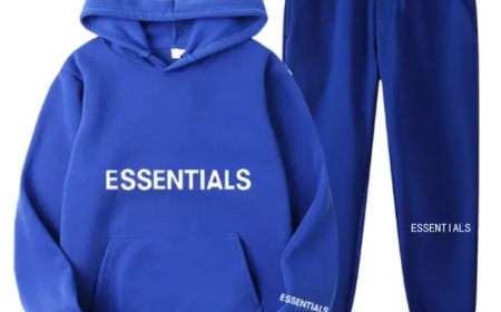  Why Essentials Hoodie Is the Go-To Streetwear for Everyone in 2025