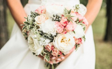 Get your desired flower bouquet with experts at Flowers Mart  Choose rpofessionals at Flowers Mart for best flower bouquet