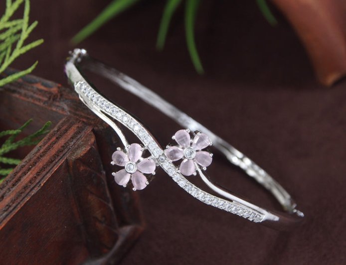 Top 5 Must-Have Bracelets for Women in Every Jewelry Collection