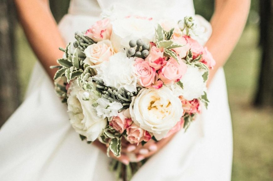 Get your desired flower bouquet with experts at Flowers Mart Choose rpofessionals at Flowers Mart for best flower bouquet