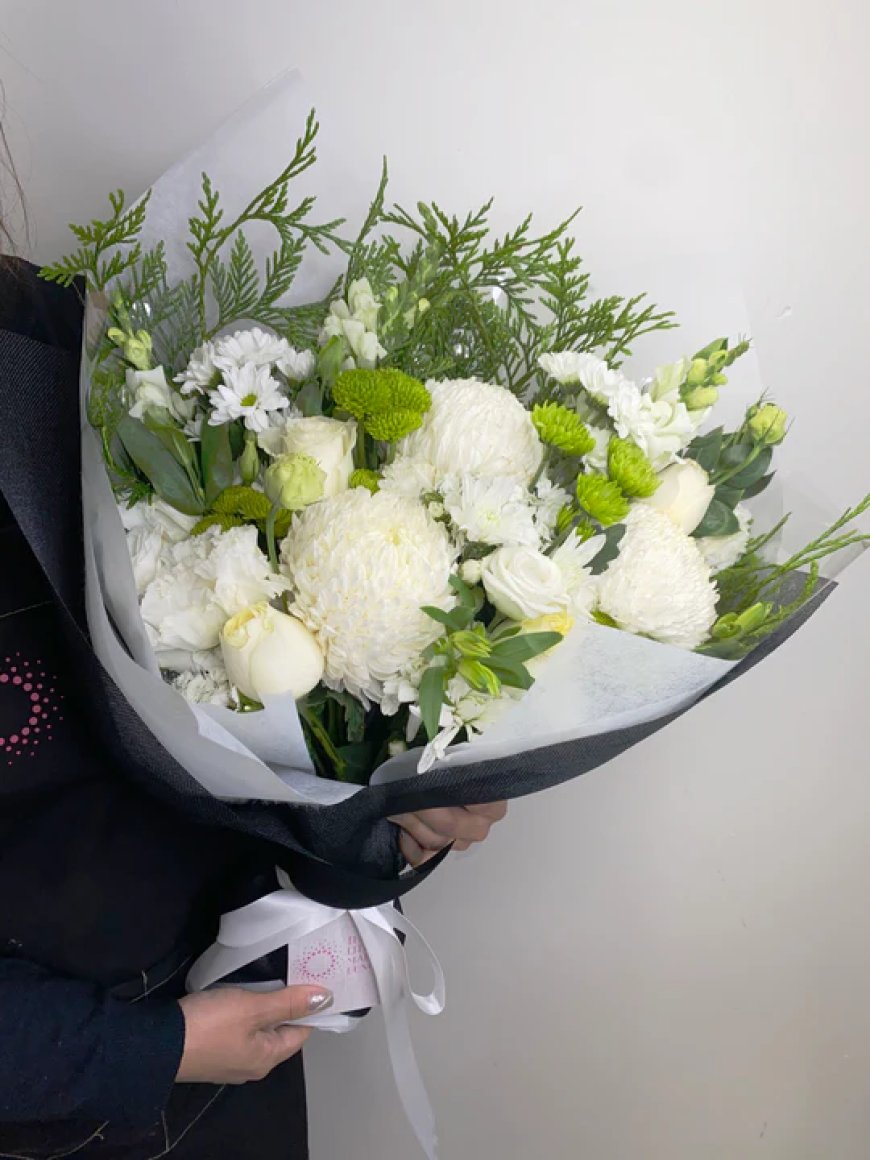 Remembering with Respect: Elegant Sympathy Flowers for Times of Loss