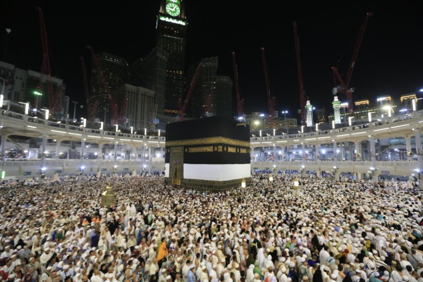How Do October Umrah Packages Help You Avoid Peak Season Crowds?